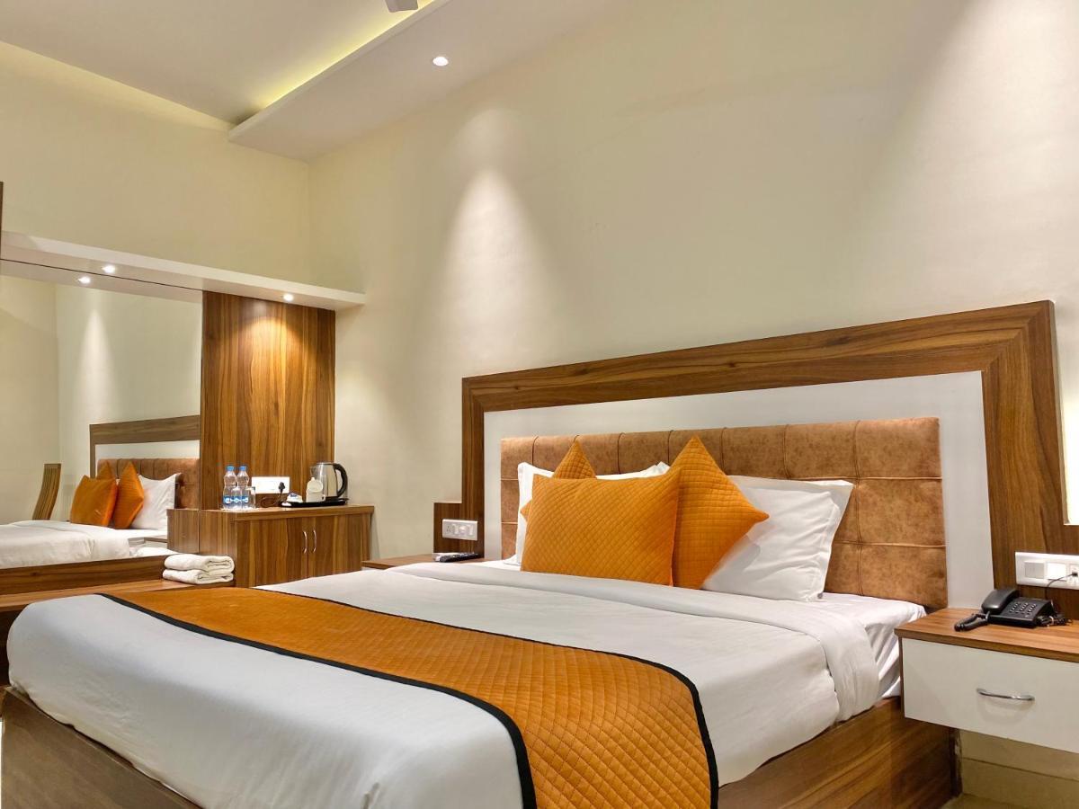 Hotel White And Restaurant 300 Mtr From Golden Temple Amritsar Dış mekan fotoğraf